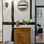 300-year-old House With History And Character סטגה