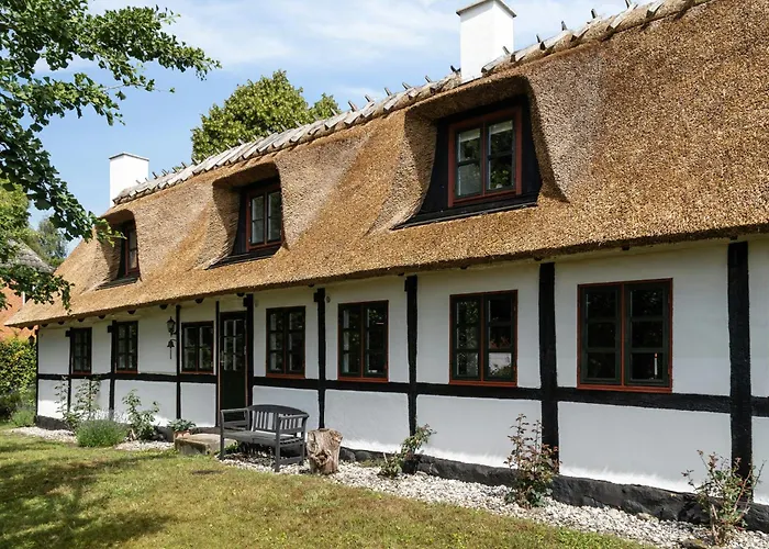 Dom wakacyjny 300-year-old House With History And Character